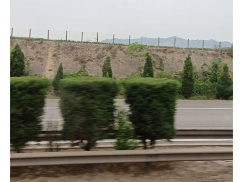 高速路邊的防護立柱